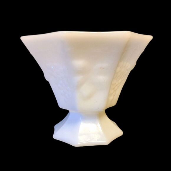 Pedestal Milk Glass Candy‎ Bowl Harvest Grape Pattern Vintage Anchor Hocking  5" - Picture 3 of 8